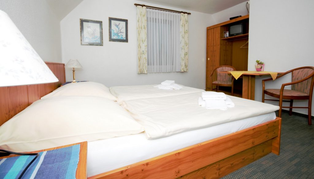 Zimmerbeispiel: Doppelzimmer mit Bad in der 2. Etage